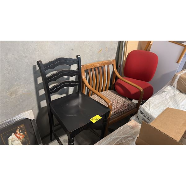 WHITE RETAIL CHECKOUT COUNTER D18" X W72" X H38" AND 6 ASSORTED CHAIRS