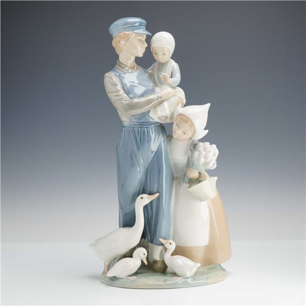 Lladro Porcelain Sculpture, Dutch Children 01004974