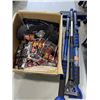 Image 1 : SNOW BRUSHES AND HAND AND TOE WARMERS WITH TIRE CABLE CHAIN SET