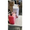 Image 3 : HDX AND POWER FIST GARDEN SPRAYERS, 2 SMALL JERRY CANS
