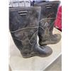 Image 3 : STEEL TOED SIZE 10 BOOTS AND RED TOTE