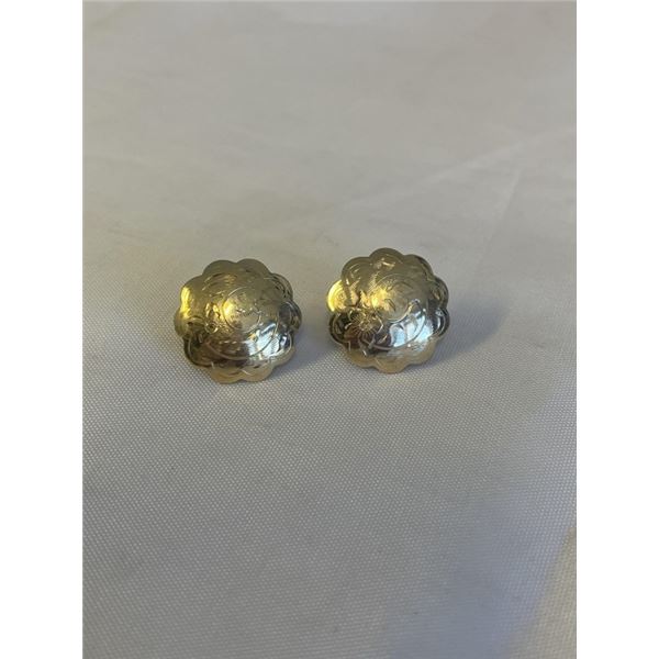 VINTAGE STERLING SILVER HAND ENGRAVED DESIGN SCREW ON EARRINGS