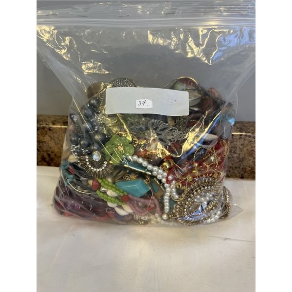 LARGE BAG OF MISC JEWELRY, BEADS AND PARTS