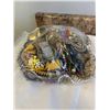Image 4 : LARGE BAG OF MISC JEWELRY, BEADS AND PARTS