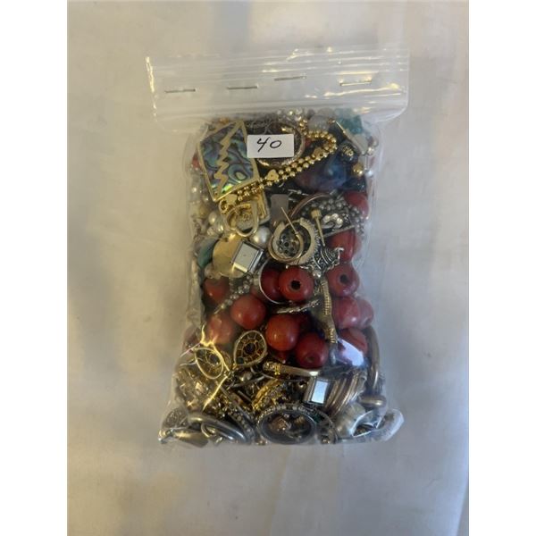 SMALL BAG OF MISC JEWELRY, BEADS AND PARTS
