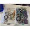 Image 2 : 3 TRAY ORGANIZER OF ASSORTED ESTATE JEWELLERY