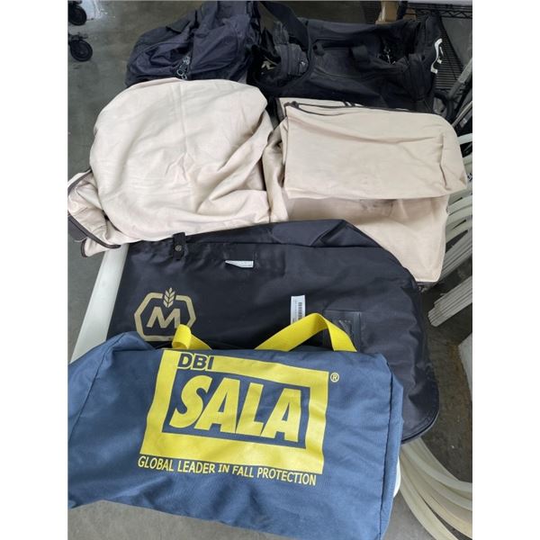 LOT OF ASSORTED TRAVEL BAGS - GARMET BAGS, DUFFLE, ETC