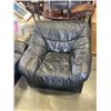 Image 4 : BLACK LEATHER LOVE SEAT AND CHAIR