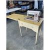 Image 2 : VINTAGE SINGER SEWING MACHINE IN TABLE