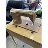 Image 4 : VINTAGE SINGER SEWING MACHINE IN TABLE