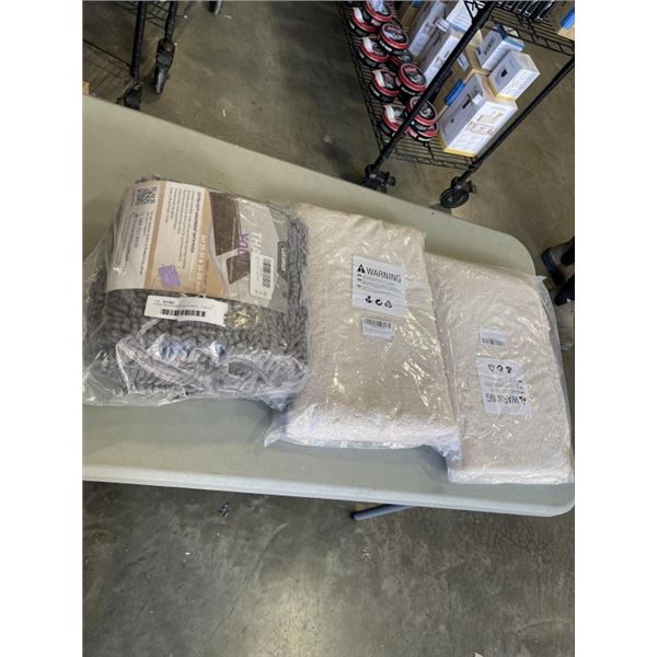 4 NEW MICROFIBER BATH MATS -  2 BEIGE 32x20IN  AND 2PK GREY50x80CM AND 40x60CM