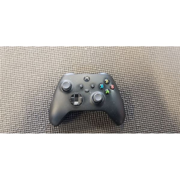 XBOX WIRELESS CONTROLLER - TESTED WORKING, RETAIL $79