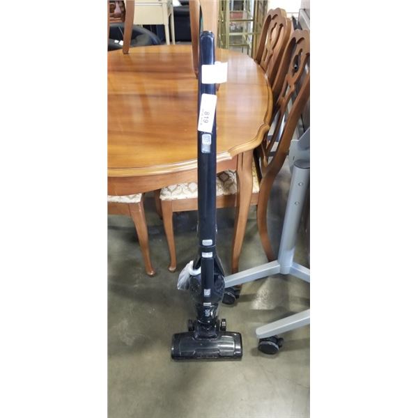 EUREKA VACUUM W/ CHARGER