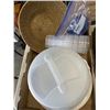 Image 2 : 3 THROW BLANKETS AND TRAY OF FOOD PREP CONTAINERS AND BOWLS