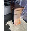 Image 5 : ELECTRIC FIREPLACE AND MAHOGANY FINISH MANTLE