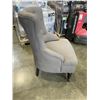 Image 2 : GREY TUFTED ACCENT CHAIR