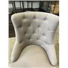 Image 3 : GREY TUFTED ACCENT CHAIR