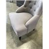 Image 4 : GREY TUFTED ACCENT CHAIR