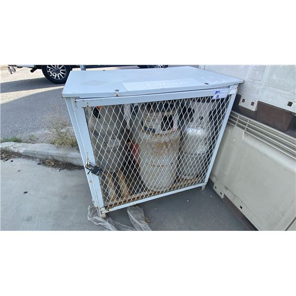 GROUP LOT OF 5 FORKLIFT PROPANE TANKS AND STORAGE CAGE. 2 ARE ALUMINUM, 3 ARE METAL.