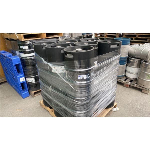 PALLET WITH 16 COMPOSITE KEGS