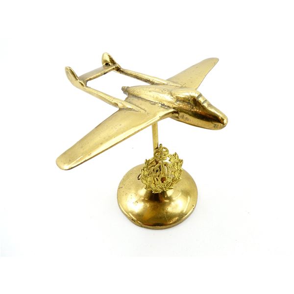 WWII BRITISH RCAF CAP BADGE WITH DE HAVILLAND VAMPIRE AIRCRAFT TRENCH ART