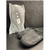 Image 1 : 2 Pairs of Unisex Slippers with Non-Slip Grip Bottom (Size 6.5 Men/8.5 Women's) - New