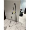 Image 2 : Lightweight Aluminum Telescoping Floor Easel - Black - Instant Display Stand