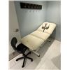 Image 2 : Silhouet-Tone Laguna Professional Electric Spa Table with Magnetic MAX30 Actuators & Technician Stoo