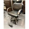 Image 2 : Amilie Foot Pedal Adjustable Salon Styling Arm Chair with Footrest