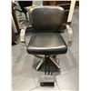 Image 3 : Amilie Foot Pedal Adjustable Salon Styling Arm Chair with Footrest