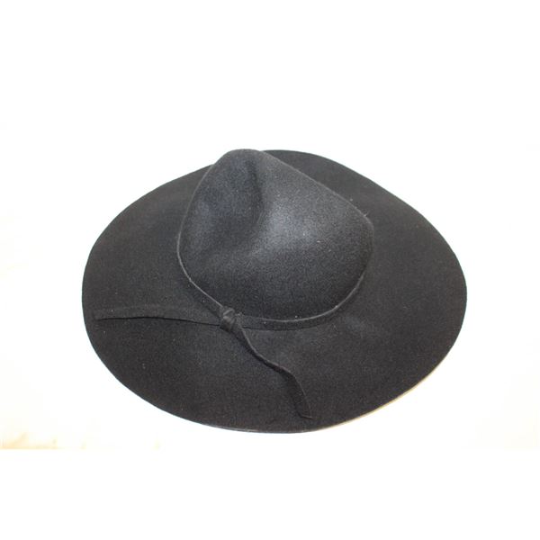 NEW WITH TAG, 100% WOOL, LADIES M/L, LE-CHATEAU