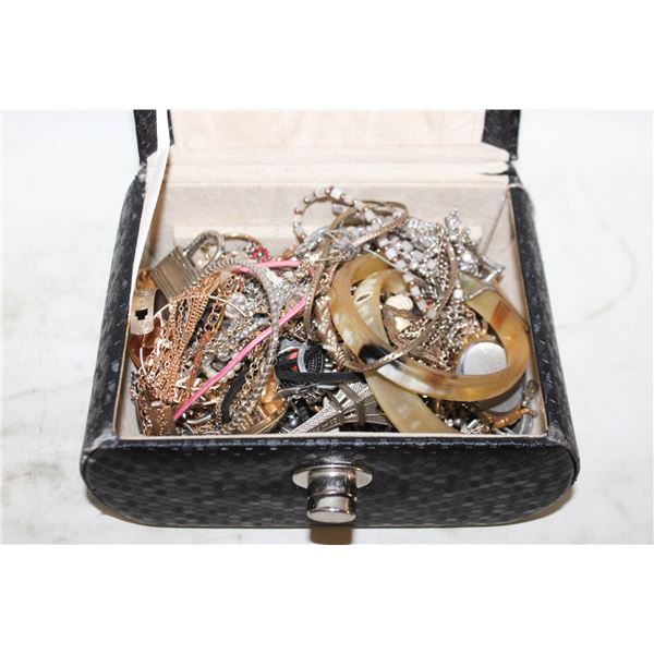 JEWELLERY BOX FULL OF ASSTD JEWELLERY