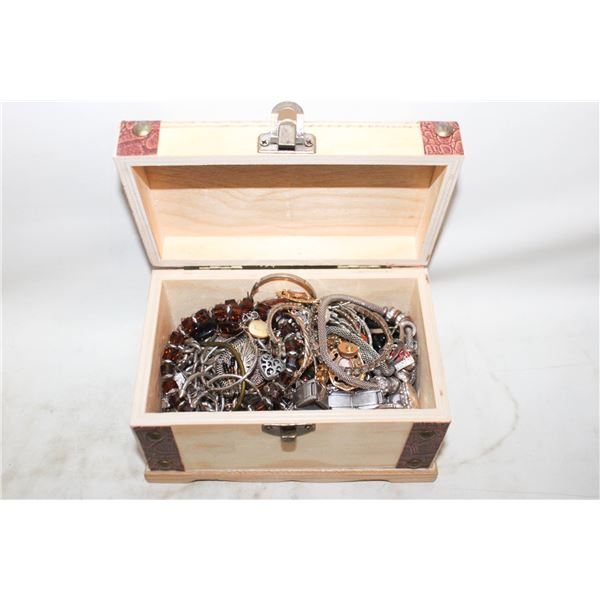 JEWELLERY BOX FULL OF ASSTD JEWELLERY