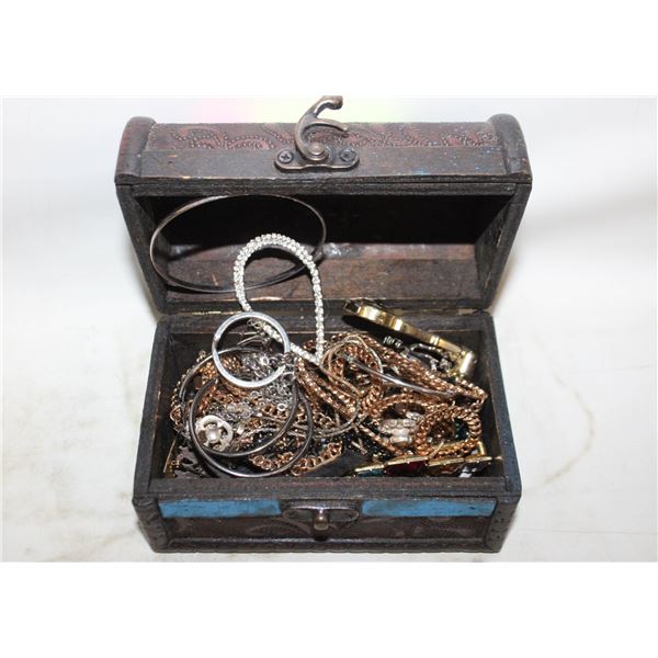 JEWELLERY BOX FULL OF ASSTD JEWELLERY