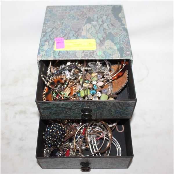 JEWELLERY BOX FULL OF ASSTD JEWELLERY