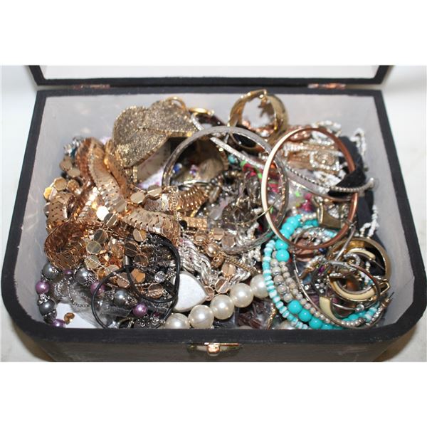 JEWELLERY BOX FULL OF ASSTD JEWELLERY
