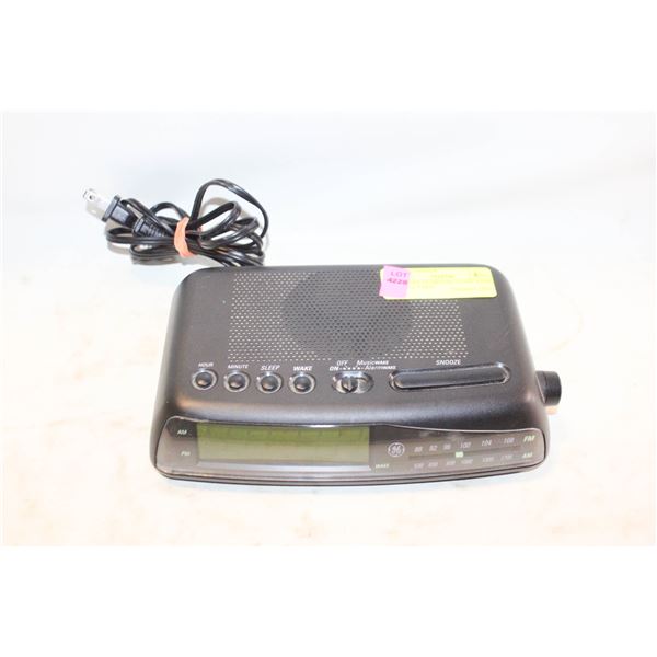 VINTAGE GE DIGITAL CLOCK RADIO MODEL 7-4819
