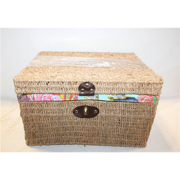 WICKER PICNIC BASKET WITH LATCH