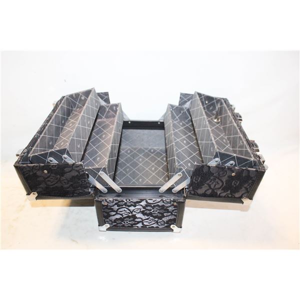 CABOODLES COSMETIC TRAIN CASE W/