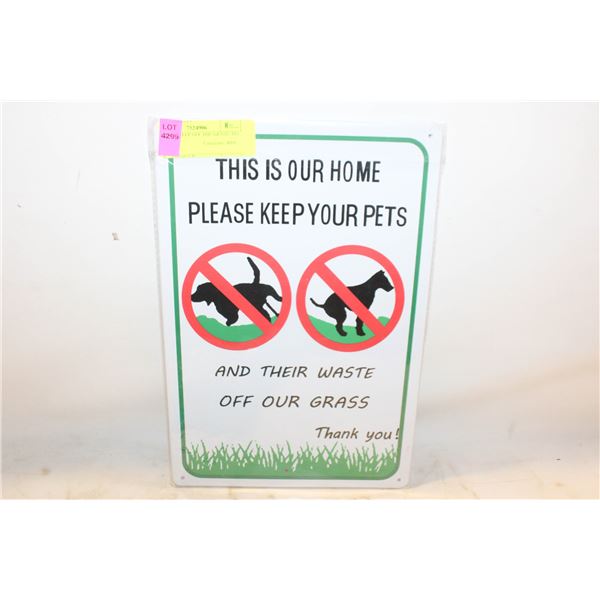 LOT OF 2 'KEEP OFF THE GRASS' TIN SIGNS