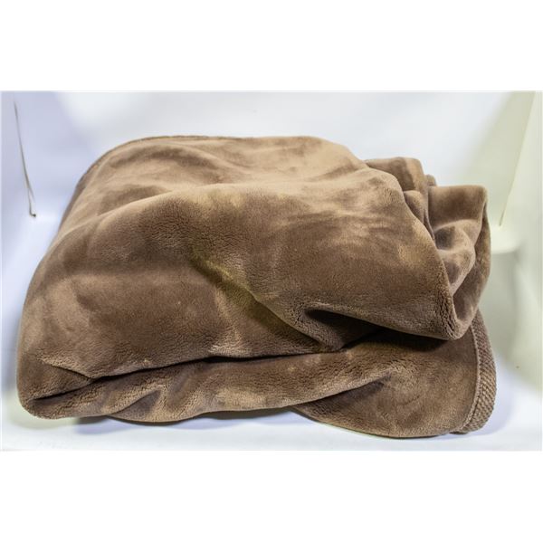 BERKSHIRE CHENILLE KNIT THROW BLANKET BROWN