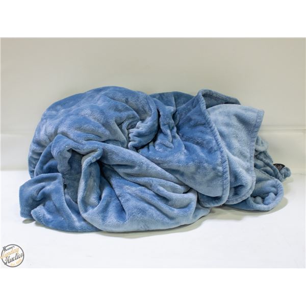 FRYE PLUSH BLANKET BLUE KING SIZE 112 X 92"