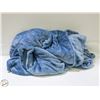 Image 1 : FRYE PLUSH BLANKET BLUE KING SIZE 112 X 92"