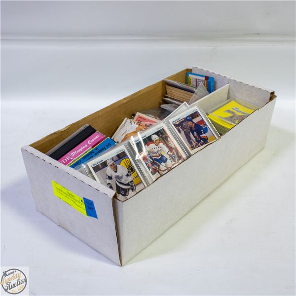 BOX OF ASSORTED HOCKEY & COLLECTABLE CARDS