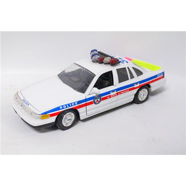 1:24 SCALE FORD CROWN VIC SQUAD CAR