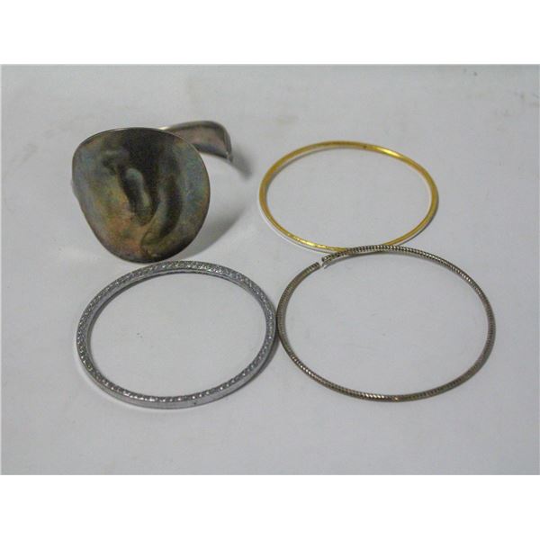 LOT OF ASSORTED BRACELETS