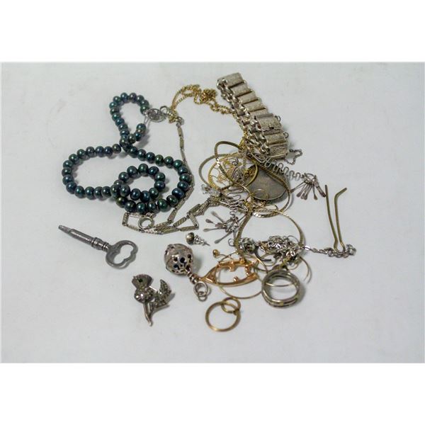 LOT OF ASSORTED JEWELLERY