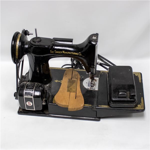 SMALL VINTAGE SINGER SEWING MACHINE
