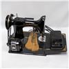 Image 1 : SMALL VINTAGE SINGER SEWING MACHINE