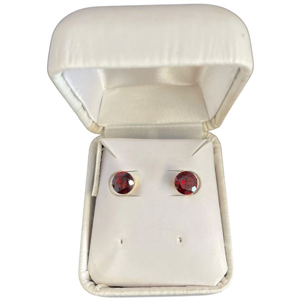 18KT Gold Garnet 2.5 CTW  Stud Earring - 7 mm Claw Set Garnets  (Total weight: 1.7 grams)